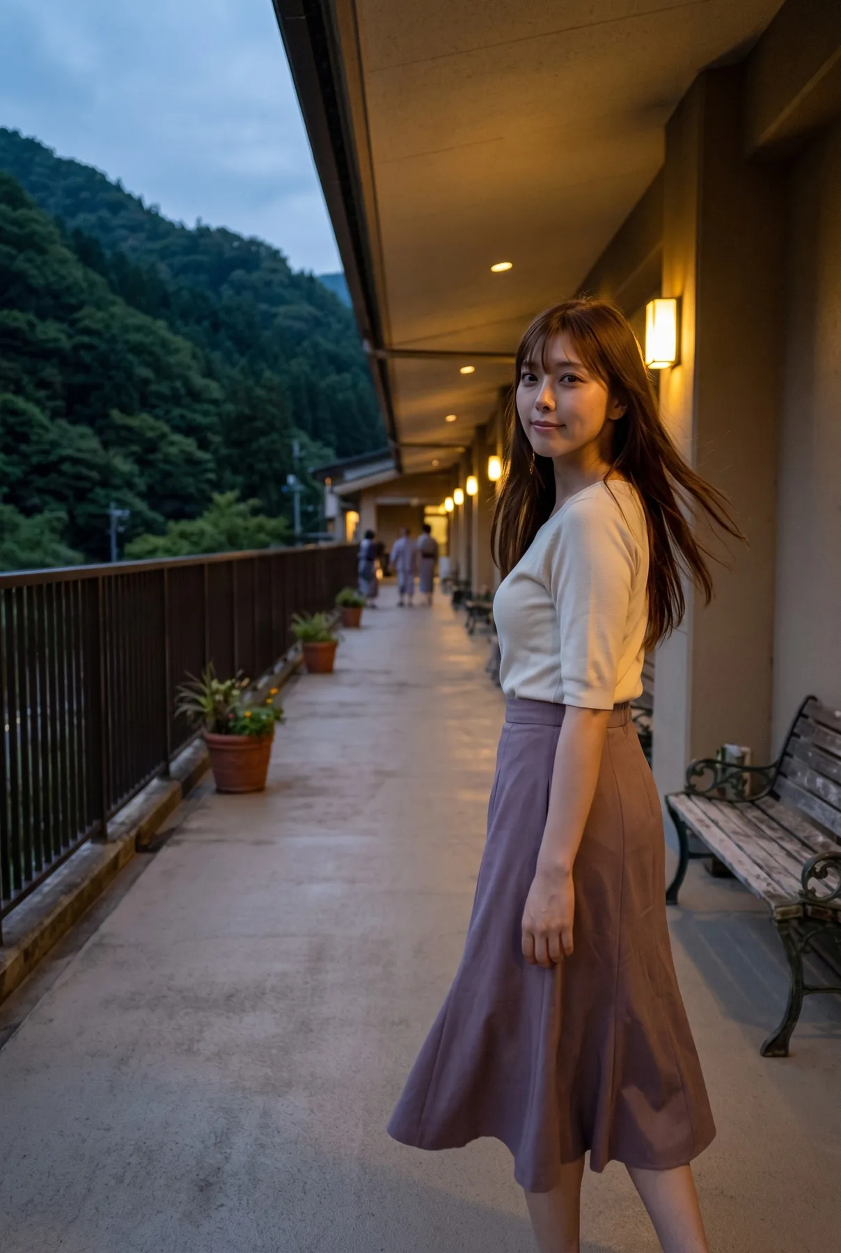 山の見える建物の回廊で白い半袖トップスと淡い紫のスカートを着て振り向く人物